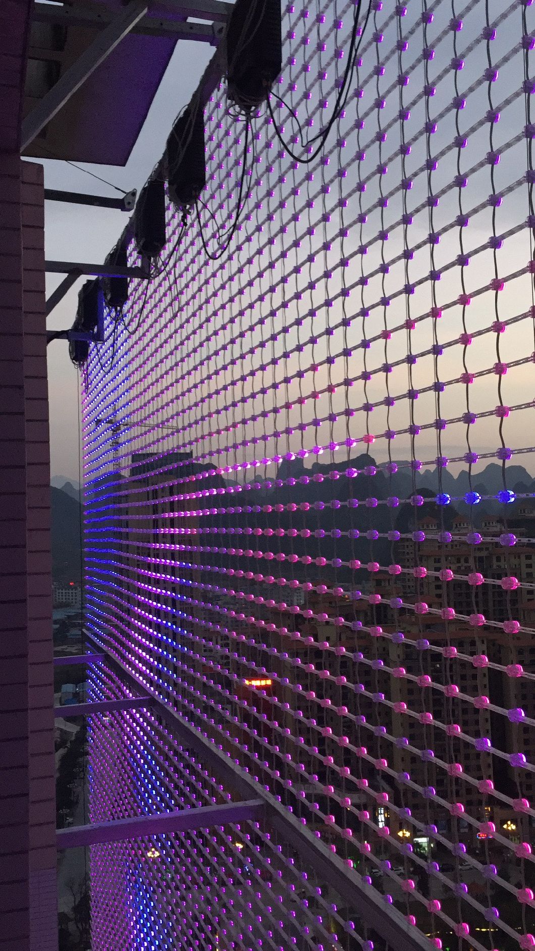 P37.5 Outdoor Transparent Mesh Screen Flexible LED Curtain Curved Mesh