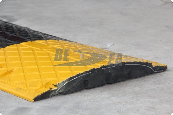 Black & Yellow Traffic Steel Reinforce Rubber Road Speed Bump