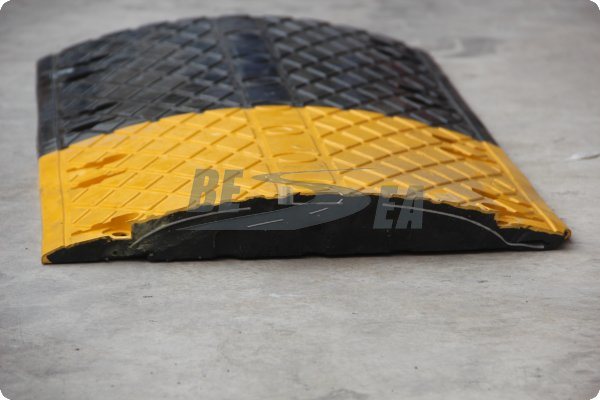 Black & Yellow Traffic Steel Reinforce Rubber Road Speed Bump