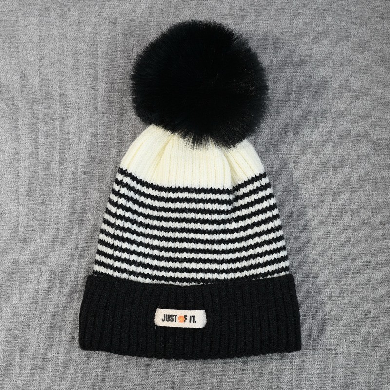 100% Acrylic Knitted Winter Warm Lovely Stripe Design Knitted Hat