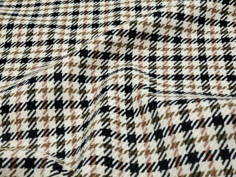 China Fashion Tr Yarn Dyed Fabric 65%Polyester 33%Rayon 2%Spandex
