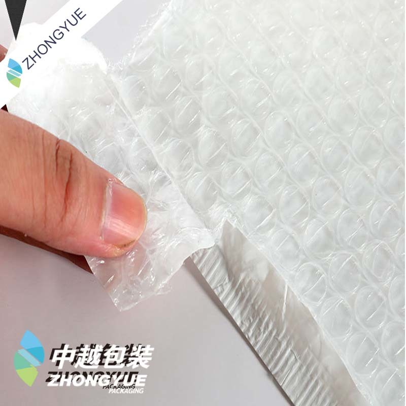 White Bubble Bags Are Used for Clothing Packaging and Transportation