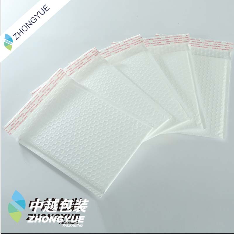White Bubble Bags Are Used for Clothing Packaging and Transportation