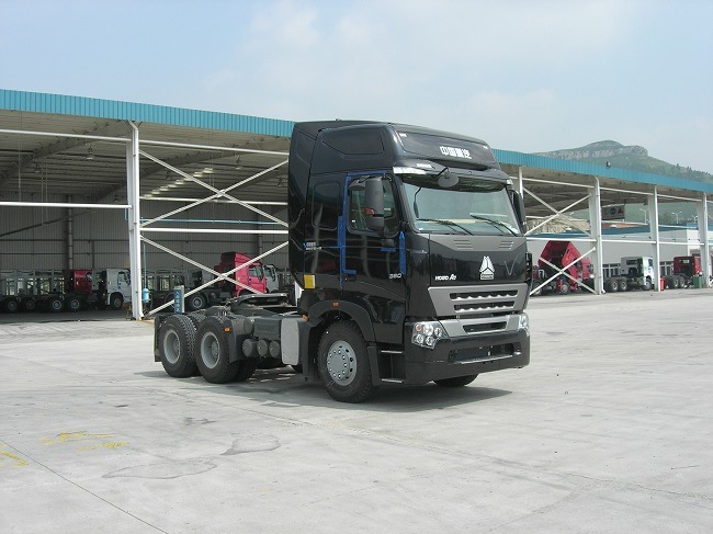Sinotruk Big Horse Power Trailer Hauling Truck with Luxury Cab