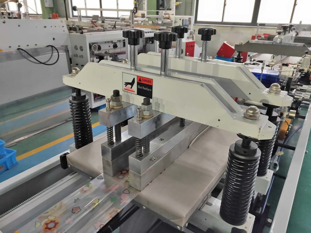 Mini Central Sealing Laminated Pouch Bag Making Machine