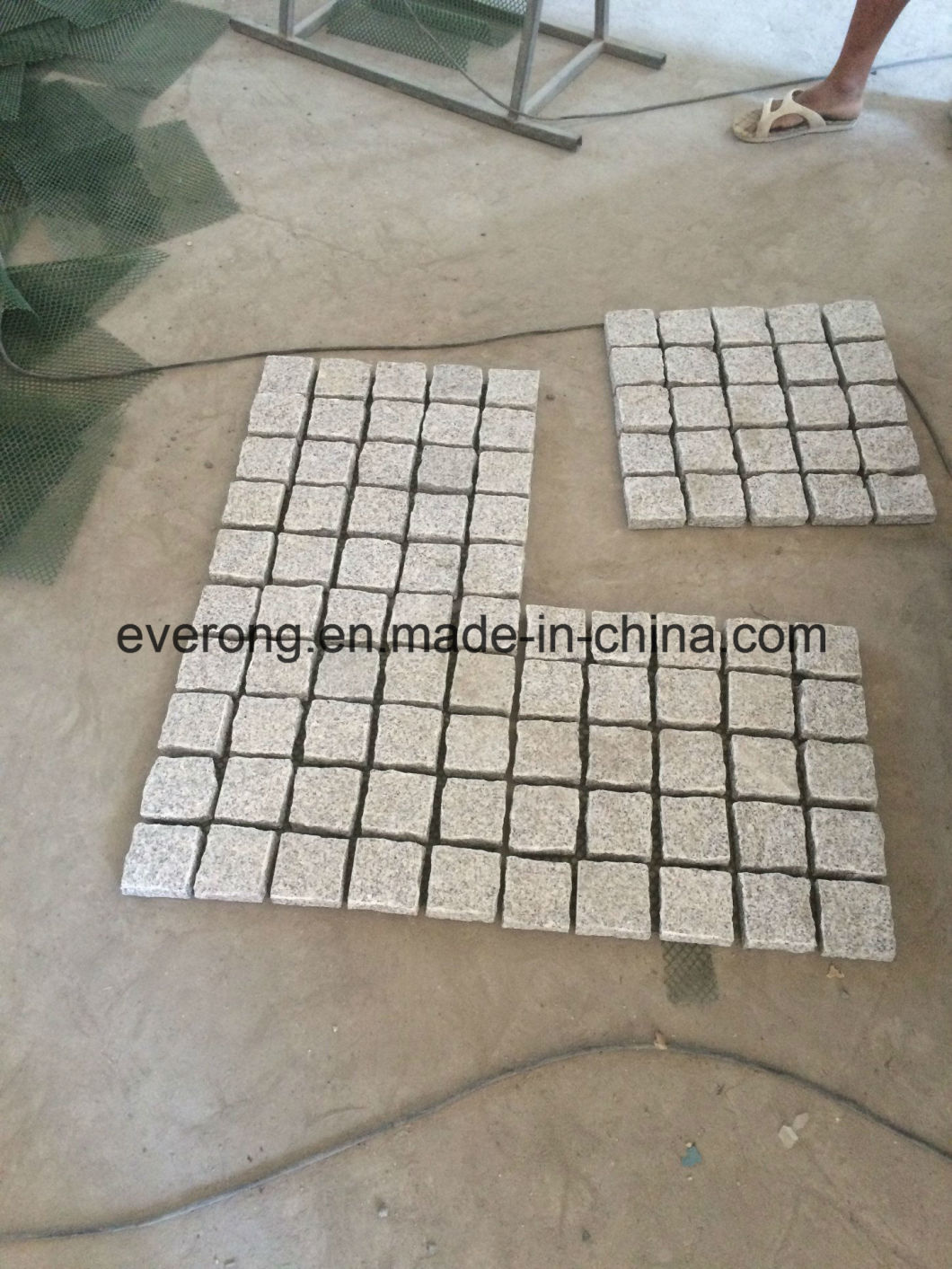 Light Grey Granite Natural Cube Stone/Cobble Stone/Natural Paving Stone with Net