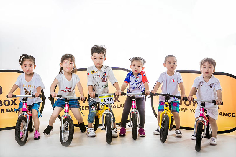 Mg Alloy Children Balance Bike for Outdoor Playground