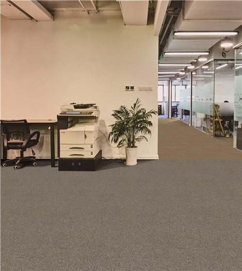 China Tufted Modular Carpet Tiles Flame Resistance 50X50cm Pet Surface PVC Backing for Office Commercial Hotel Cinema Use