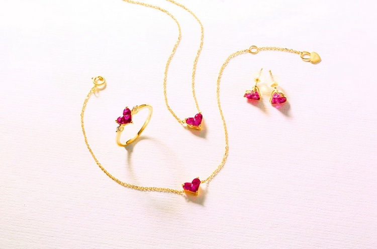Lovely Heart Shape Gold Necklaces Genuine Solid Gold Red Corundum Pendant Necklace