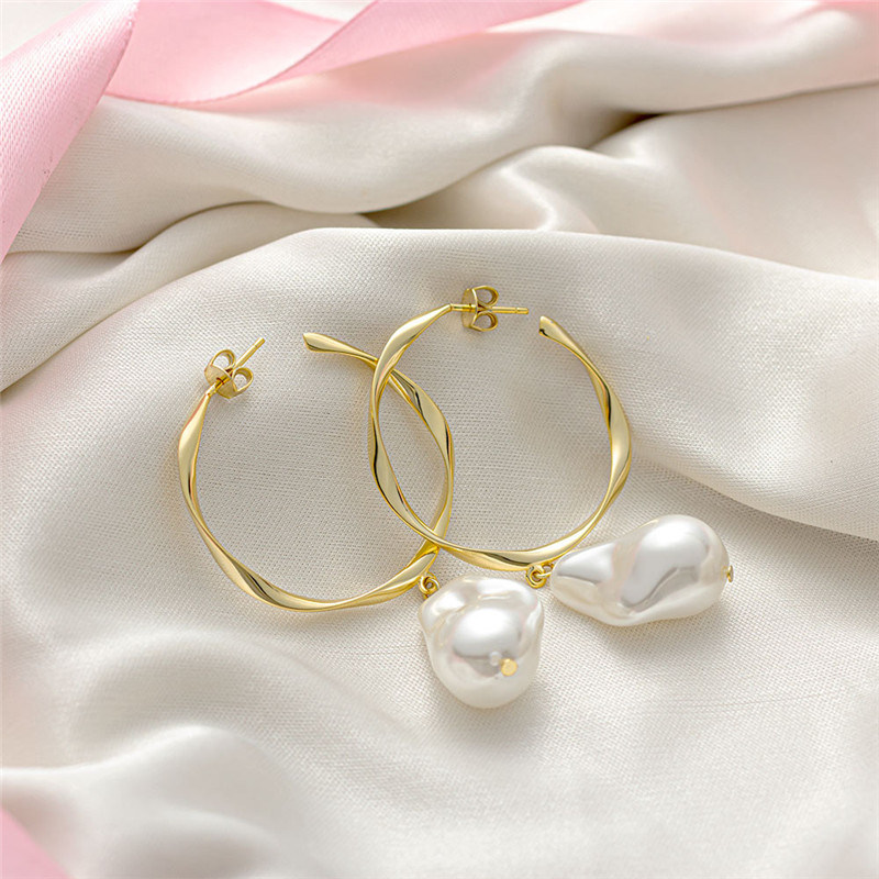 2021 Fashion Silver or Brass Female Baroque Pearl Earring