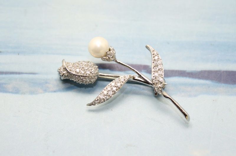 Silver Jewelry Cubic Zirconia Rose Brooch with Freshwater Pearl for Party/Wedding