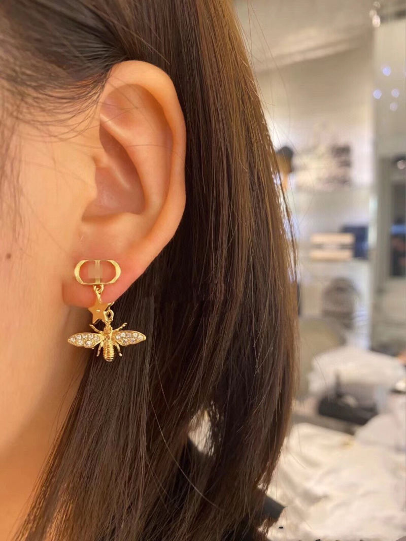 Designer Golden Color Earrings Luxury Earrings Butterfly Pendant Fashion Earrings