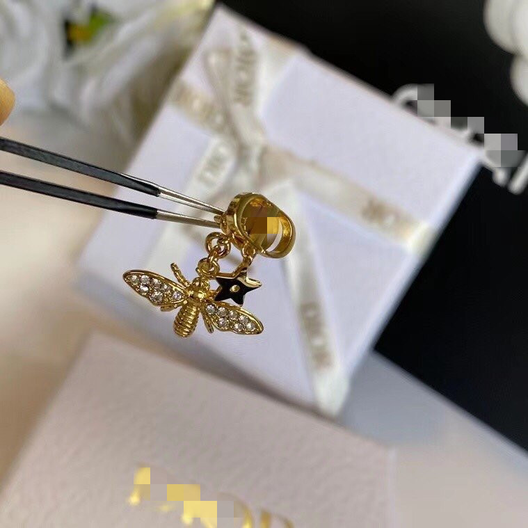 Designer Golden Color Earrings Luxury Earrings Butterfly Pendant Fashion Earrings
