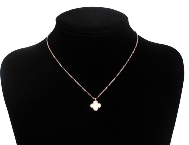 Fashion Jewelry Delicate Necklace with Four Leafed Clover Pendant