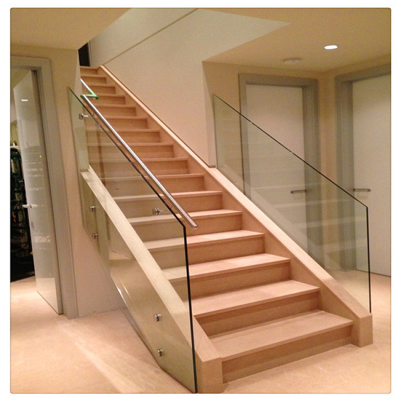 2021modern Design Indoor Solid Wooden Step Stair Tempered Glass Railing Staircase