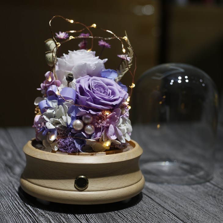 Long Lasting Preserved Roses Preserved Flower in Glass Dome with Light and Bluetooth Speaker Music Box