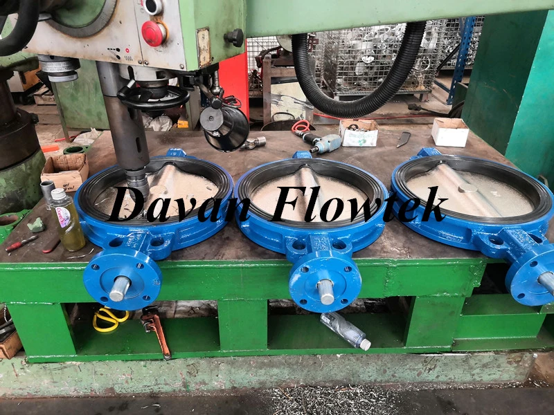 DN100 Pn10 Bare Shaft PTFE Butterfly Valve DIN/Awwa Standard Ductile Cast Iron Ggg50 China Factory Butterfly Valve Wafer Lug Flange Water Butterfly Valve