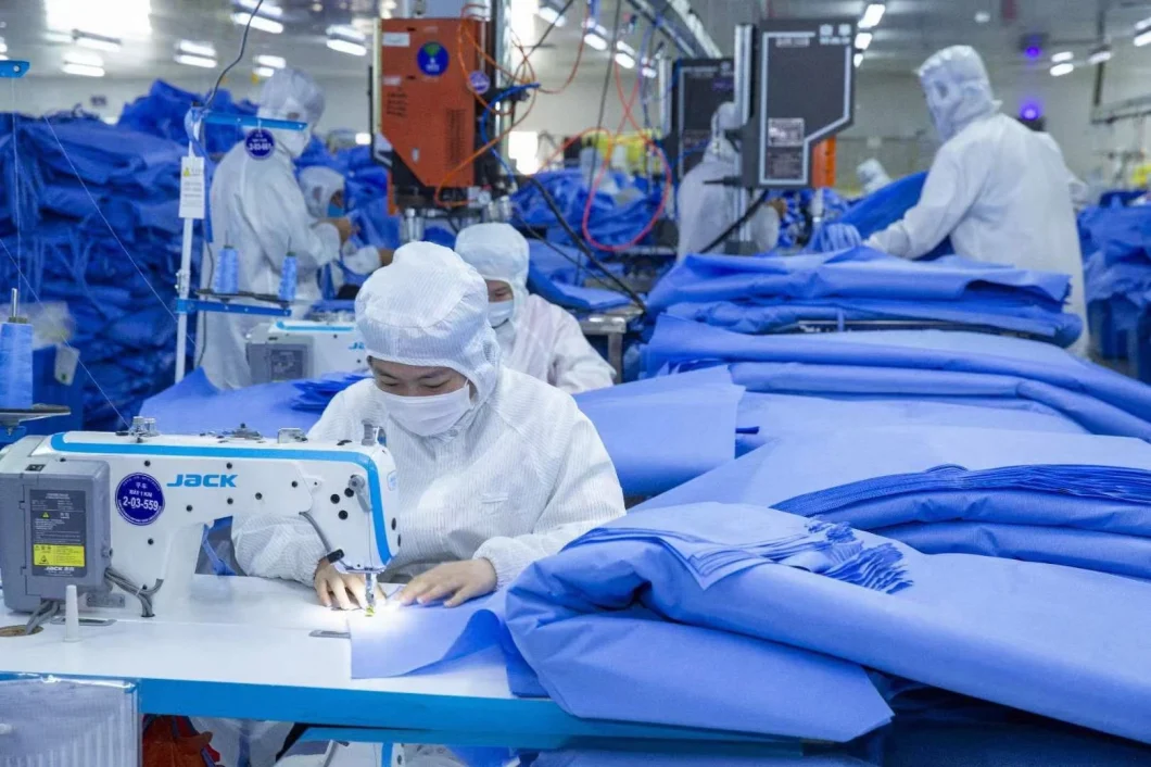 Disposable Nonwoven Isolation Protective Gown/ Good Quanlity PE PE Isolation Gown/Coverall Disposable Gown