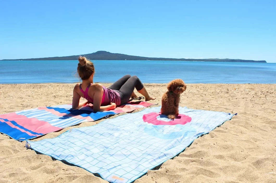 Lightweight Compact Quick-Dry Microfiber Beach Towel for Travel Beach Pool Gym Yoga Camping