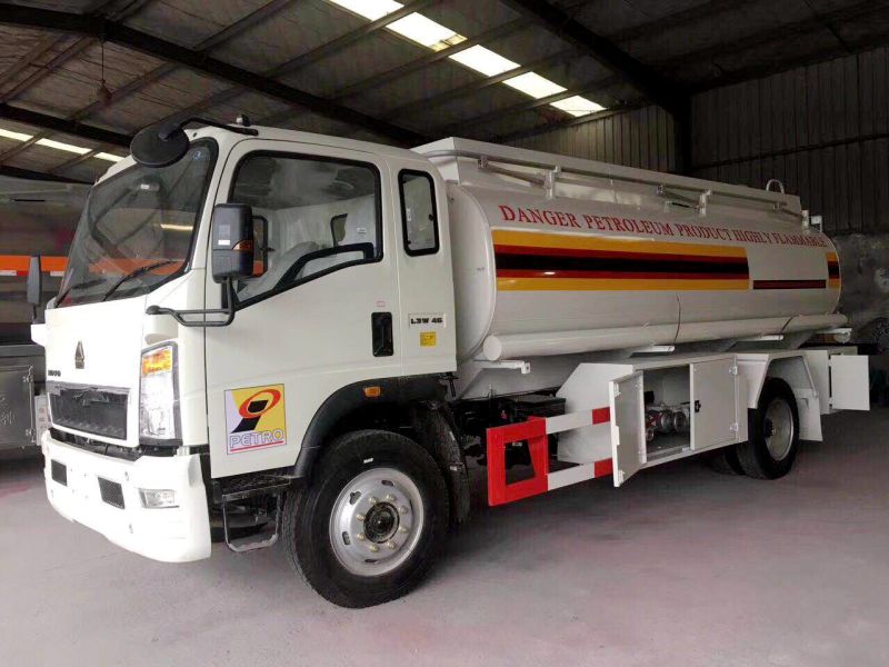 Light Duty Sinotruk HOWO 4X2 5000L Fuel Tank Truck 5m3 Oil Refueling Truck