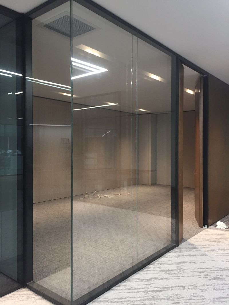 Aluminium Glass High Quality Partition Wall with Magnetic Blinds and Hinged Door