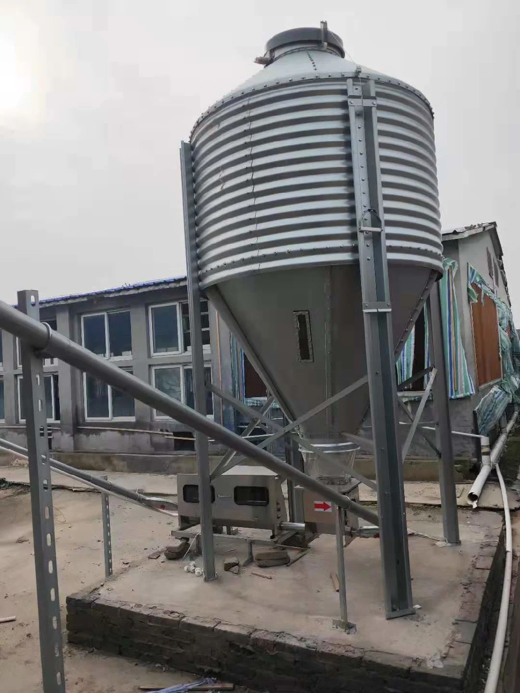 Galvanized Metal Livestock Feed Silo/Poultry Feed   Grain Steel Silo  with Conveying System 