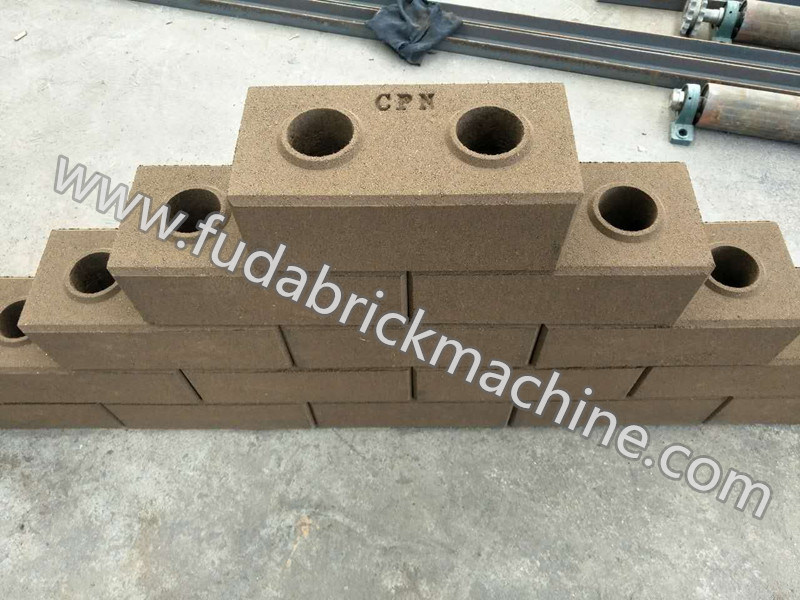Four Pieces Per Mold Clay Interlocking Block Machine