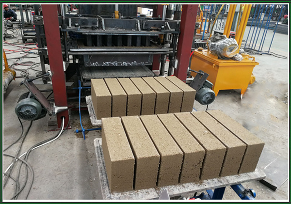 Raw Materials for Cement Concrete Blocks Qt4-25 Cement Hollow / Solid Concrete Block Moulding Machine