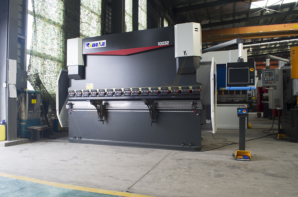 Nanjing Beke Wc67K Delem 100t 4meters Hydro Carbon Plate Brake Press Bender Machine