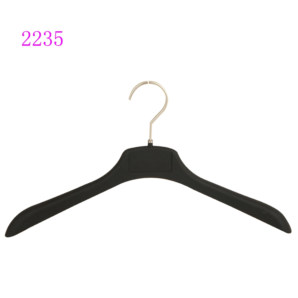 High Quality Plastic Black Rubber Coating Jacket Hanger with Logo