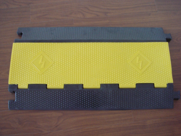 TUV Test Black Yellow and Black Rubber Cable Bridge Cable Ramp Cable Protector