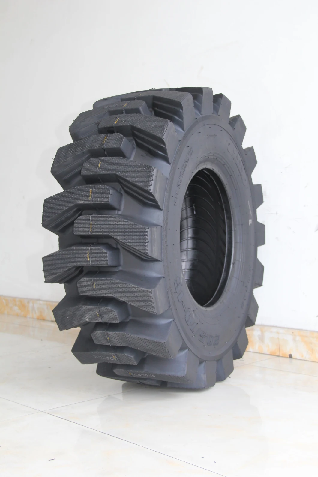 Taihao/Alwaysrun Brand Bias Tyre Excavator G2 (20.5/70-16, 16/70-20) OTR Tyre