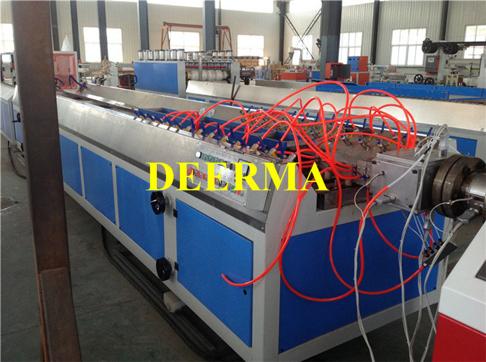 WPC Profile Extruding Machine / WPC Decking Plastic Machine in China