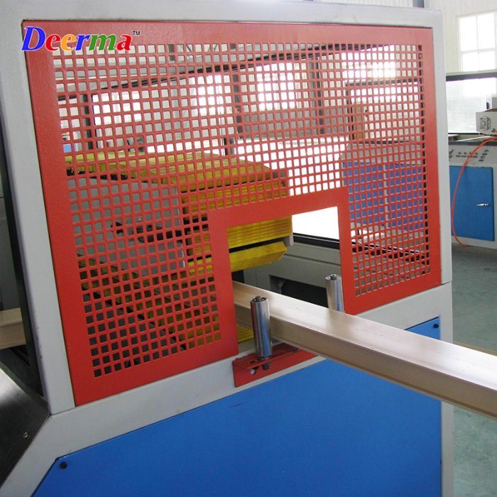 WPC Profile Extruding Machine / WPC Decking Plastic Machine in China