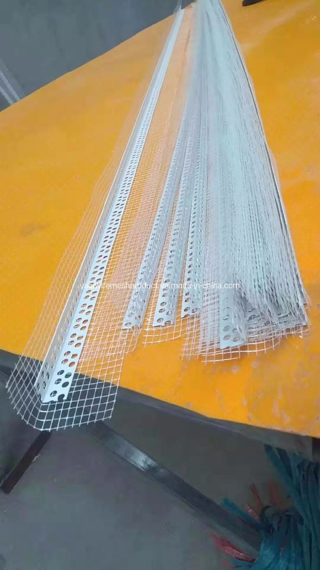 China Supplier Fiberglass Corner Bead PVC Corner Profile with Fiberglass Mesh