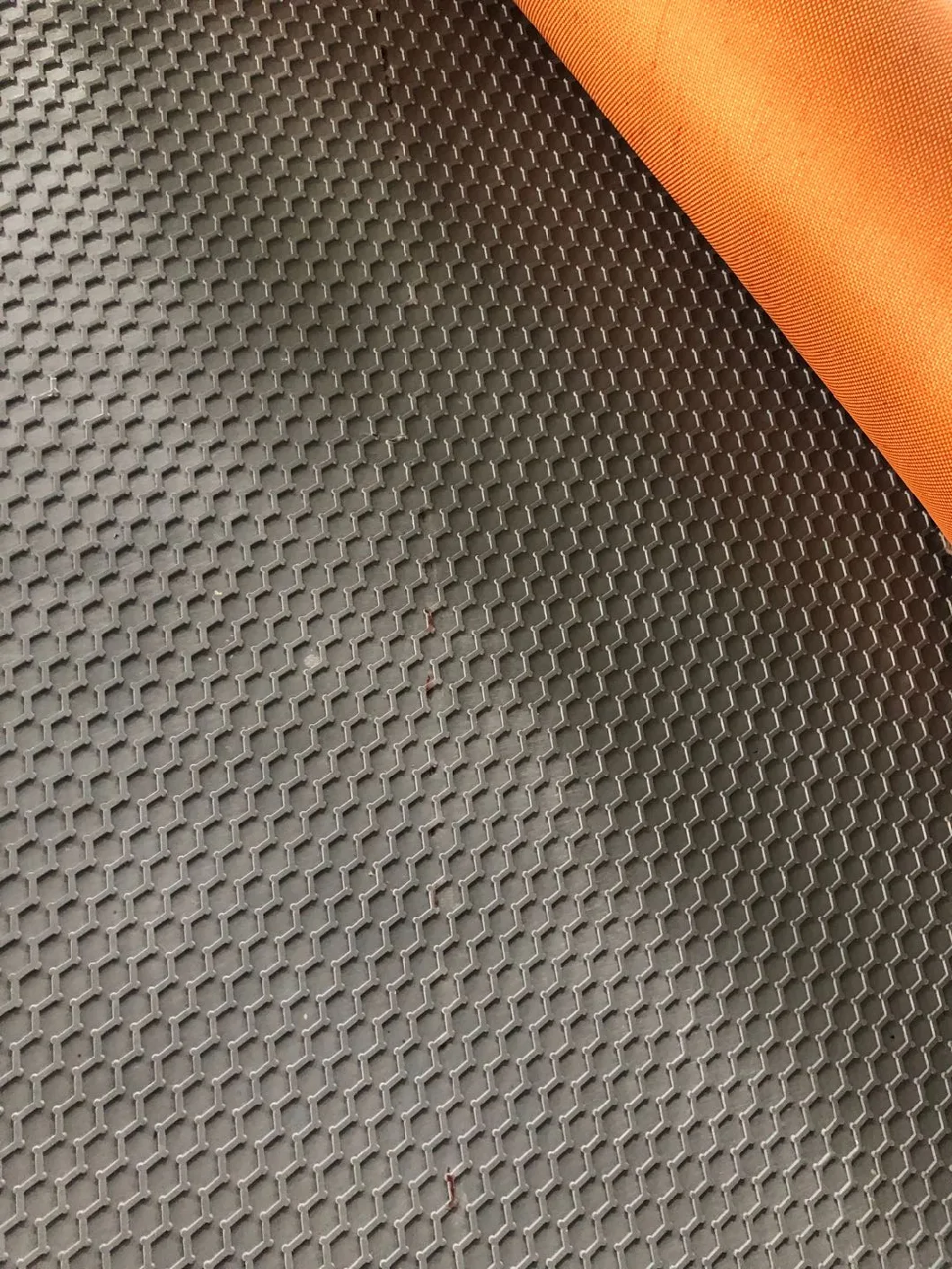 Anti-Slip Honey Comb Rubber Mat with Backside High Quality Ep Fabric Coated.