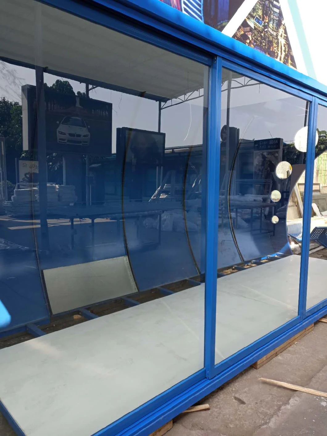 Outdoor Tempered Glass Rain Shelter Stainless Steel Bus Stop Shelter