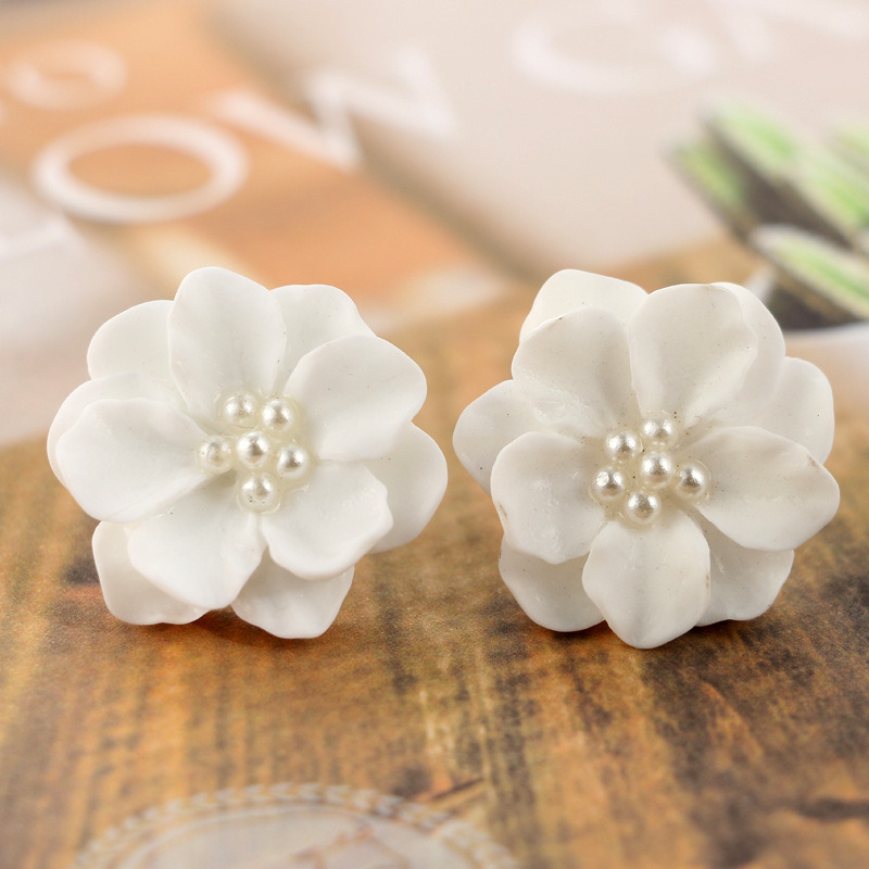 2018 Simple Elegant Design White Flower Pearl Stud Earrings