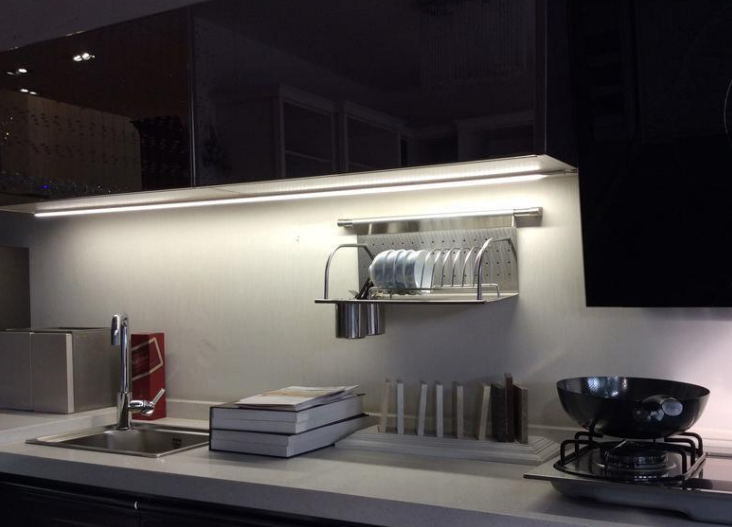 LED Linear Lighting Bar Built with PIR Sensor for Kitchen Cabinet