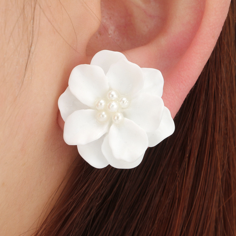 2018 Simple Elegant Design White Flower Pearl Stud Earrings