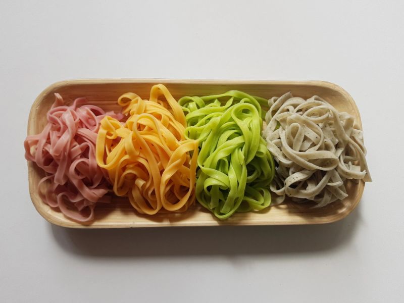 Dried Noodles with Colorful Vegetable Noodles