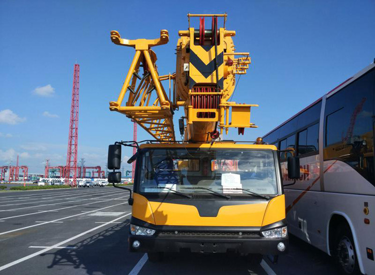 China Manufacturer Crane Hoist 25 Ton Lorry Crane (QY25K-II)