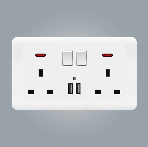 British Dual Three-Hole 13A White/Gold Power Socket with Dual USB and Switch