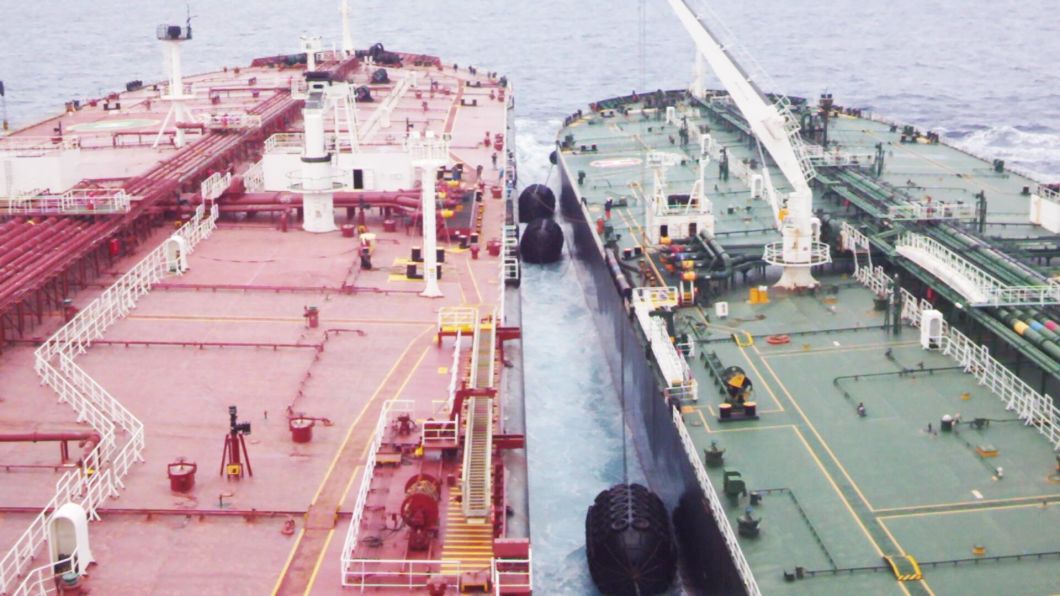 Foam and Pneumatic Type Rubber Fenders for Barges and Ships
