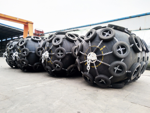 Foam and Pneumatic Type Rubber Fenders for Barges and Ships