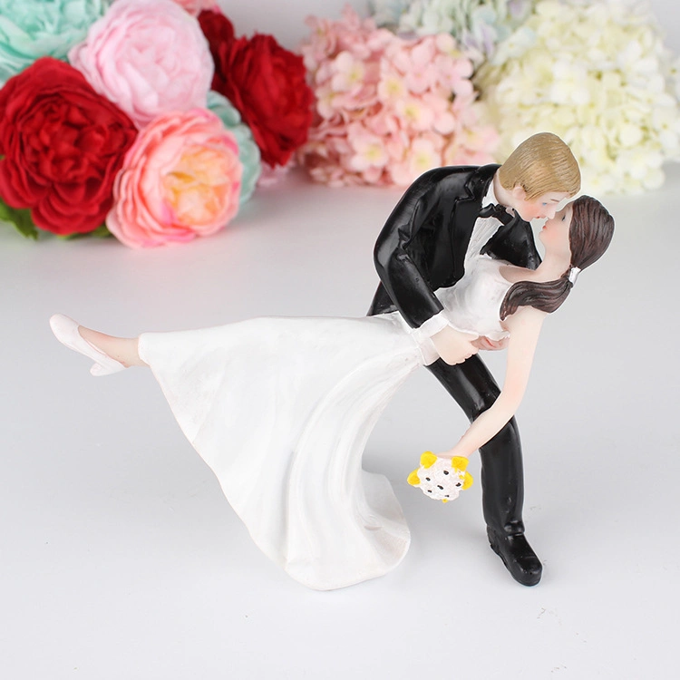 Wedding Favors Table Cake Decoration Bride and Groom Figurines Resin Couple Cake Topper