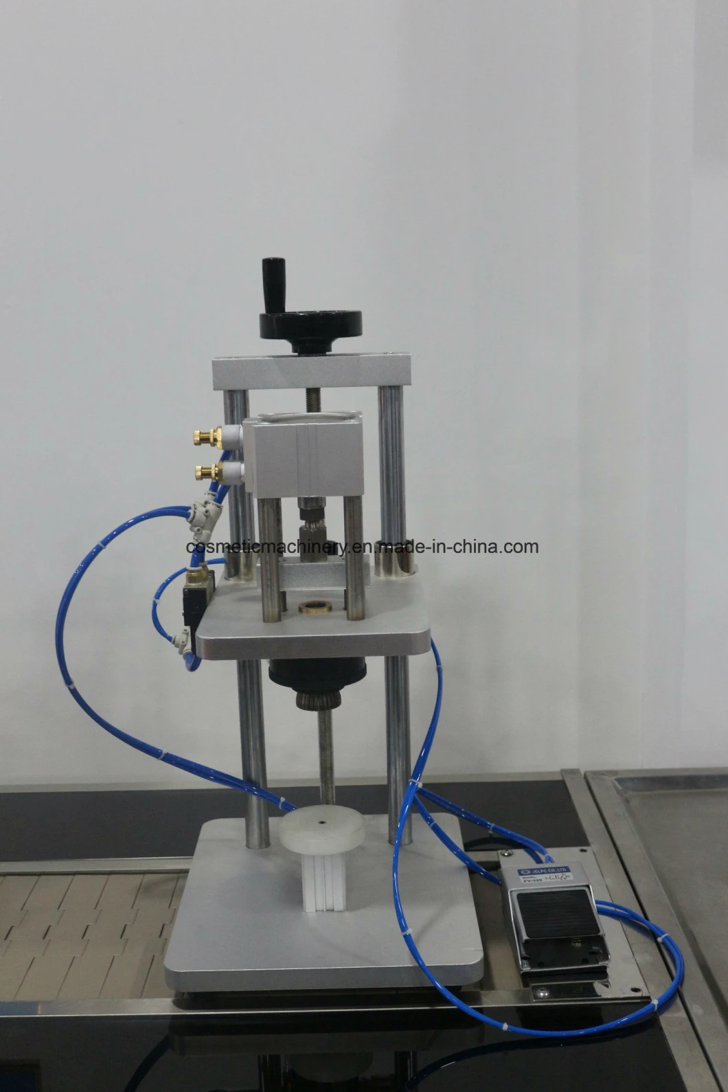 Factory Price Xgj Semi-Automatic Screw Capping Machine