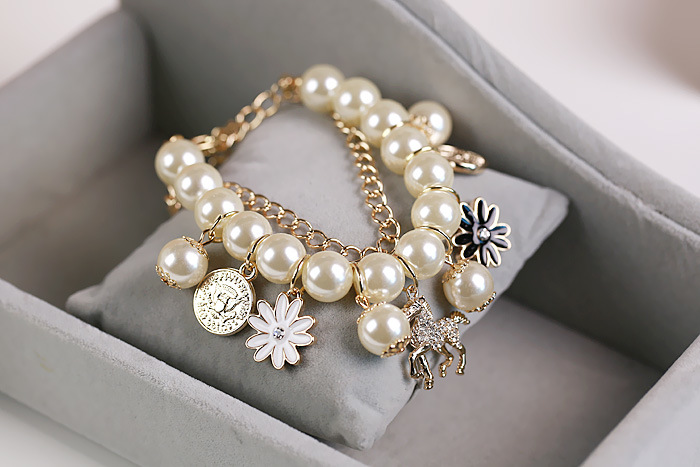 Ladies Mix and Match Pearl Multi-Layer Bracelet Alloy Lips Transfer Beads Trojan Petals