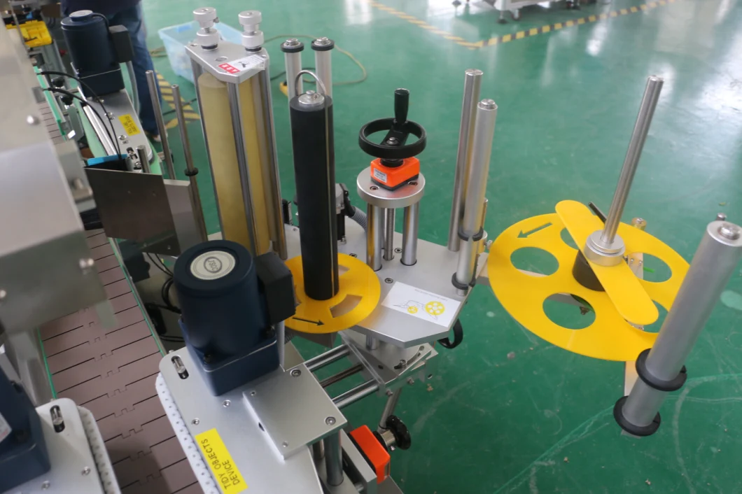 Automatic Flat Round Oil Water Bottles Double Sides Two Sticker Label Applicator Machine with Feeder