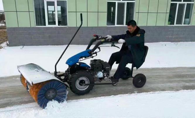 Competitive Price Outdoor Gas Power Sweeper Snow Plow Walk Behind Street Snow Sweeper for Sale